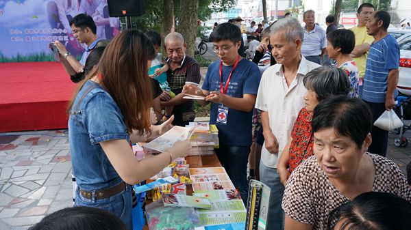 常熟市红十字应急救护演练进社区2.jpg