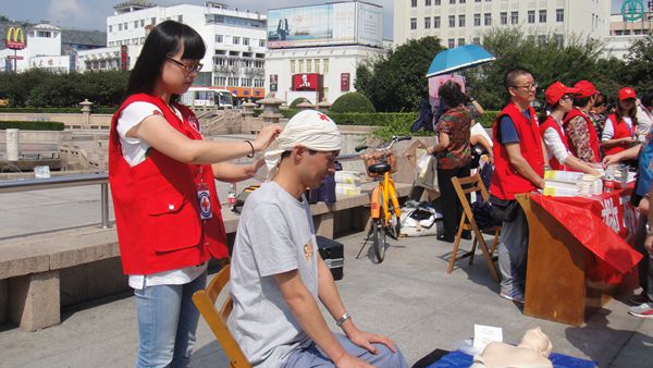 常熟市红十字志愿者科普日开展街头惠民服务2.jpg