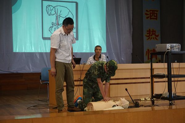 常熟市6000多名高一新生接受普及性救护培训1.jpg