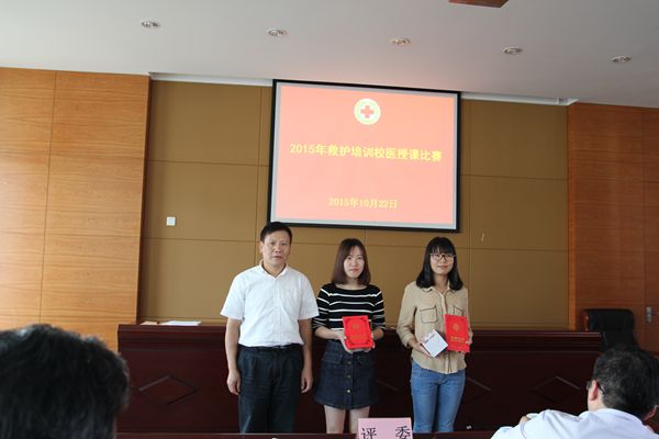 扬红十字精神 展校医风采.jpg