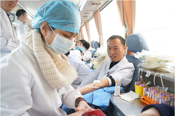 汇集医者爱心 赠予生命礼物.jpg