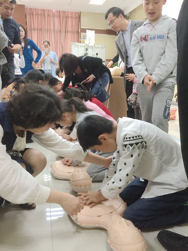 爱德志愿者 珍爱生命行.jpg