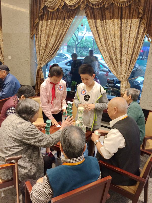 “40”、“00”乐翻天 返老还童过“六一”.jpg