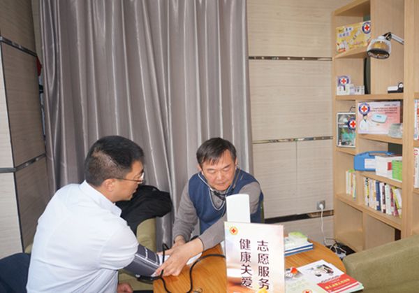 志愿者开展健康服务_副本.jpg