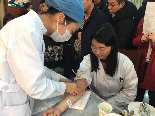 医务人员参加无偿献血2.jpg