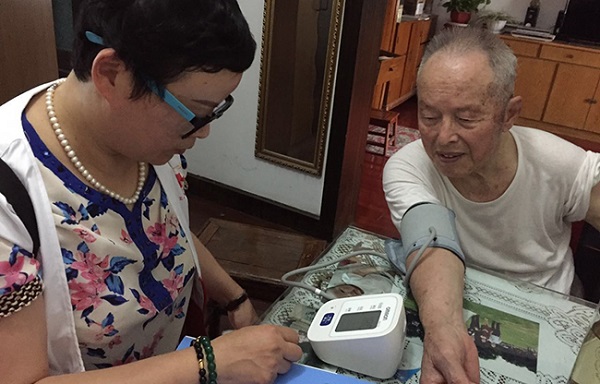 为老人测量血压呵护健康1.jpg