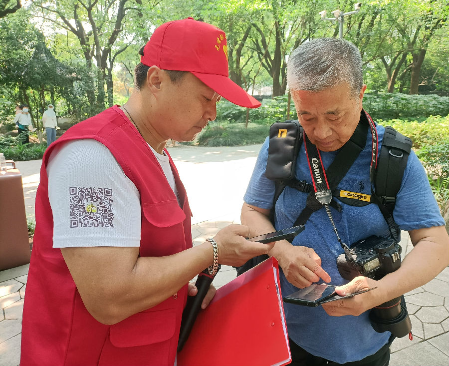 志愿者向游客市民宣传6.jpg